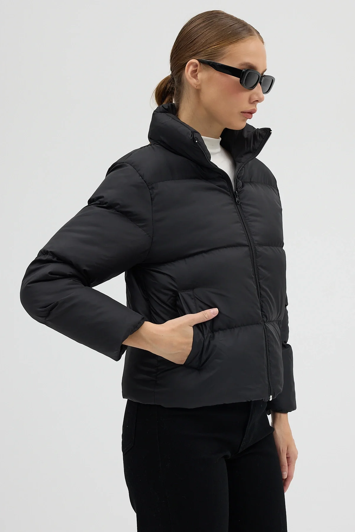 Kadın Siyah Fermuarlı Astarlı Kısa Şişme Mont