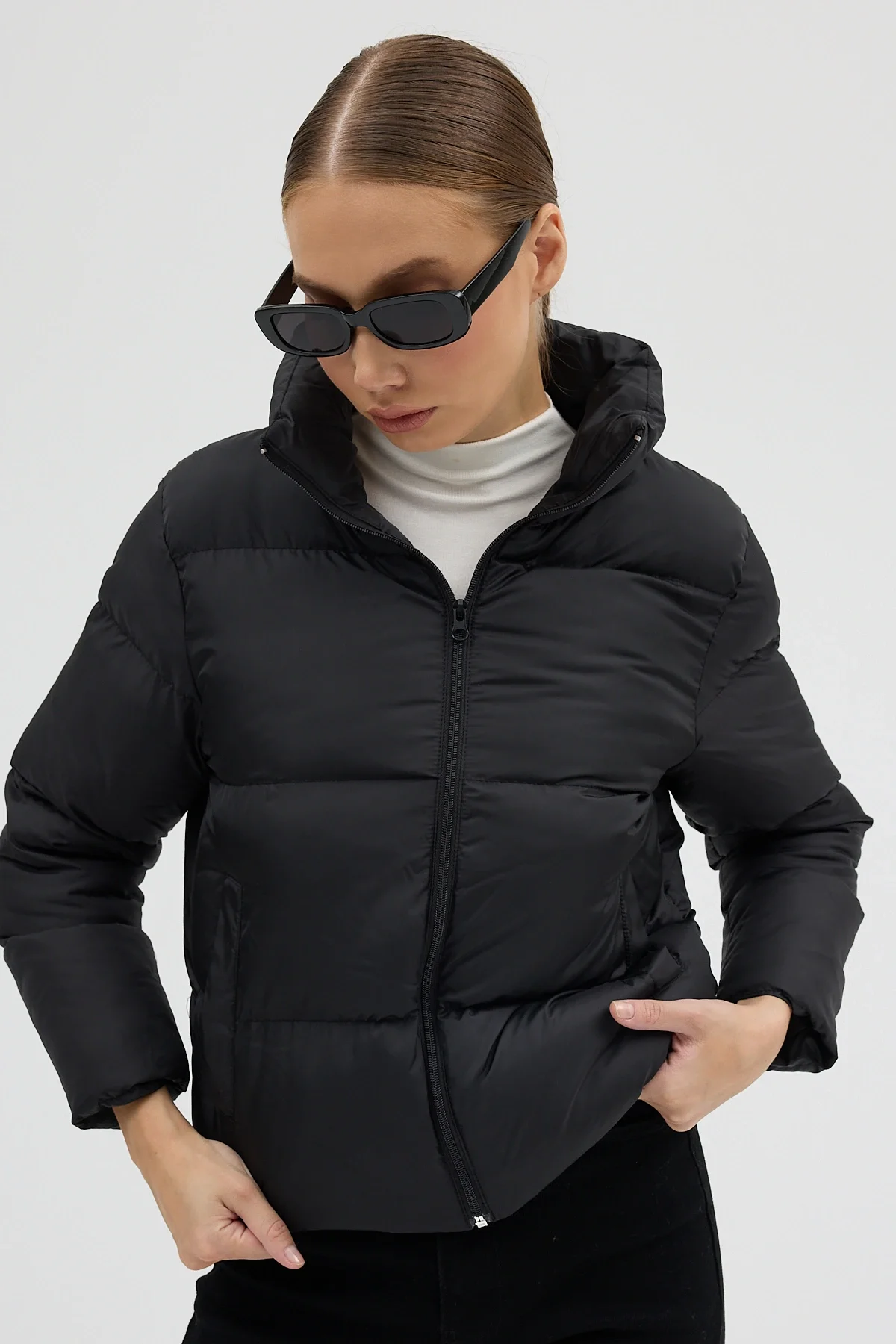 Kadın Siyah Fermuarlı Astarlı Kısa Şişme Mont