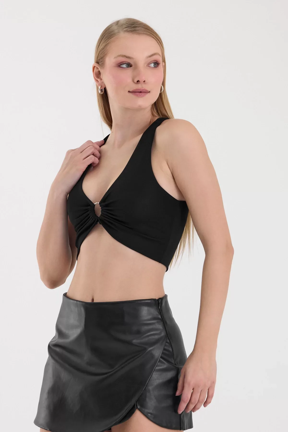 Kadın Siyah Halka Detaylı Crop Top BLZ-00353