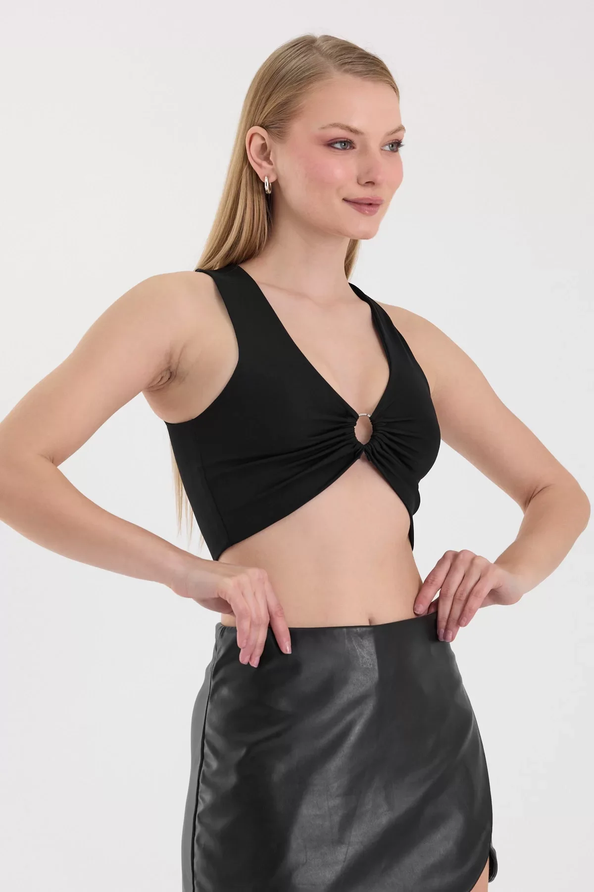 Kadın Siyah Halka Detaylı Crop Top BLZ-00353