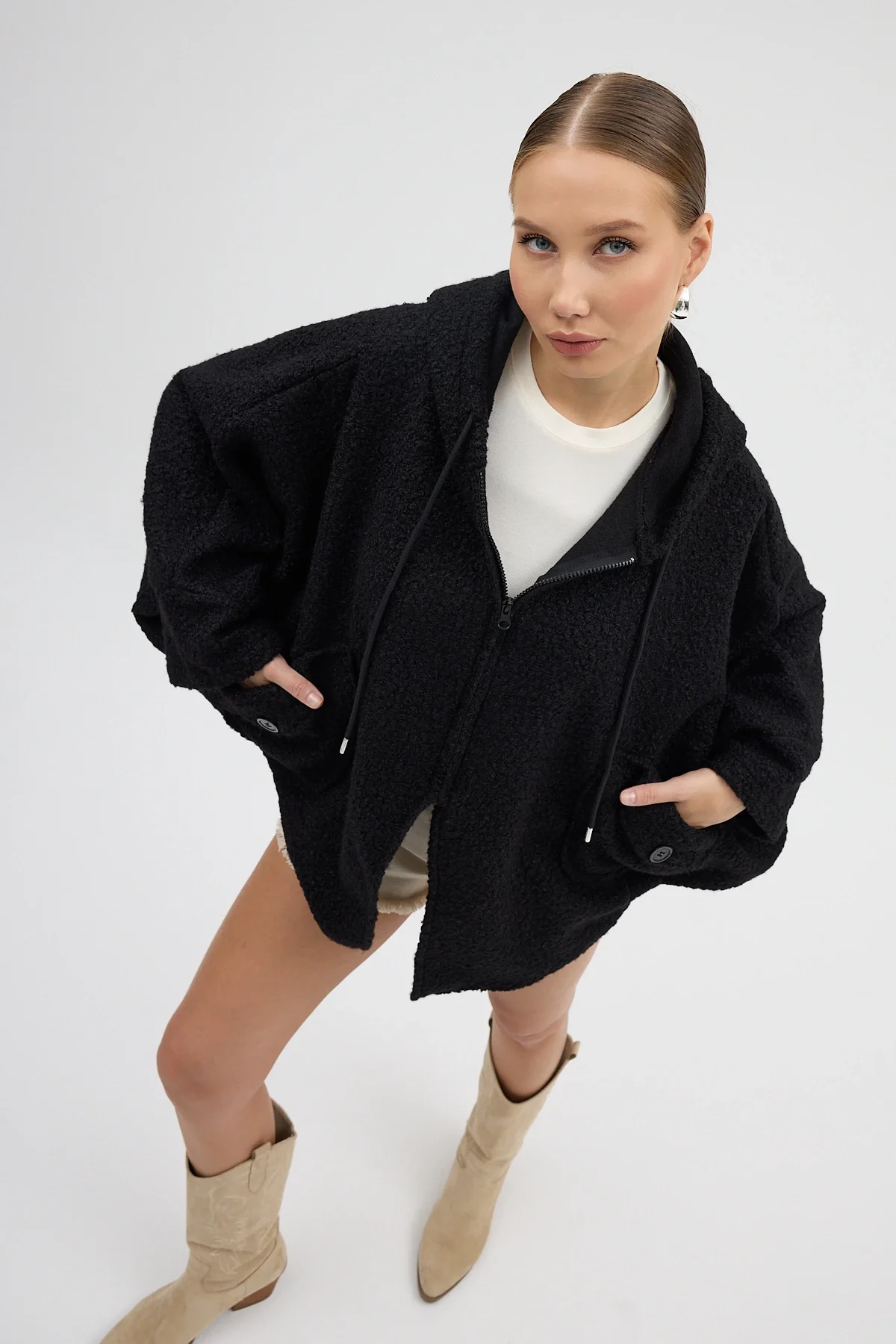 Kadın Siyah Kapüşonlu Çift Cepli Oversize Buklet Ceket Mont