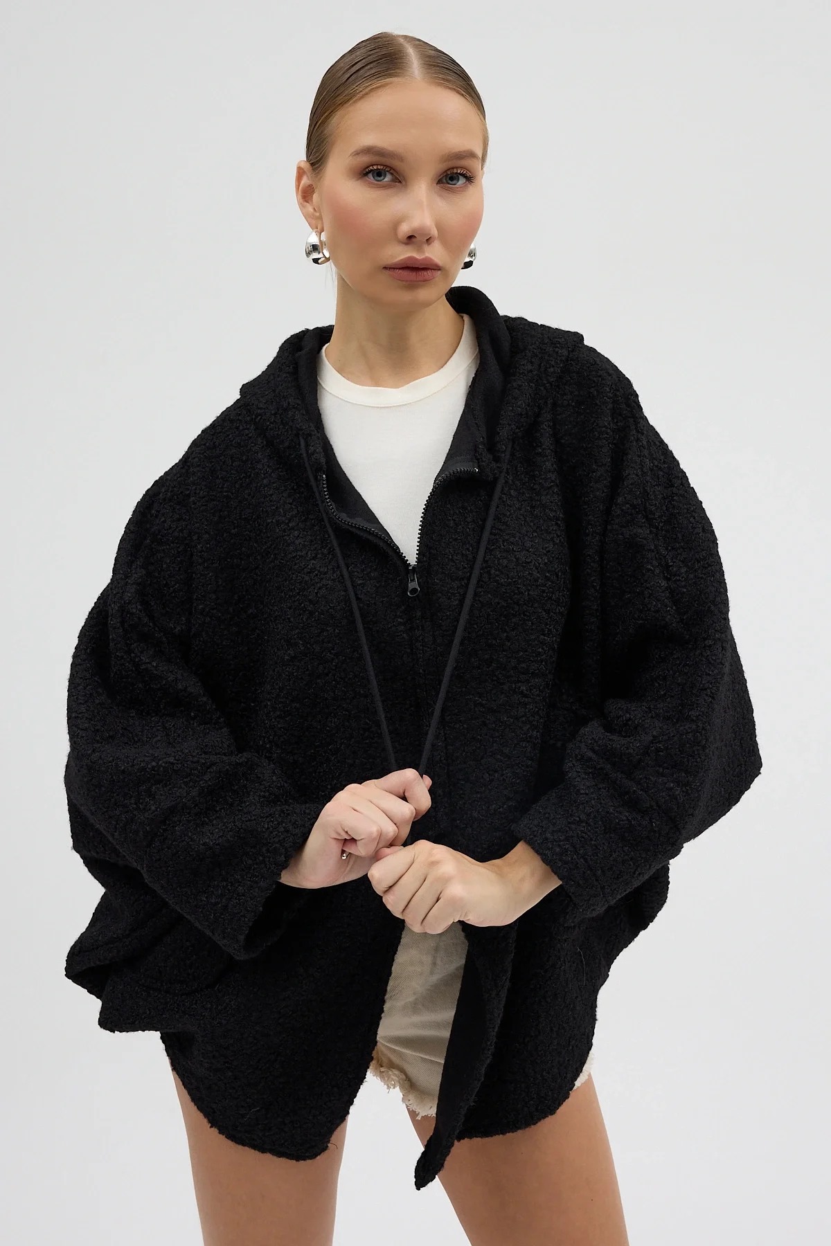 Kadın Siyah Kapüşonlu Çift Cepli Oversize Buklet Ceket Mont