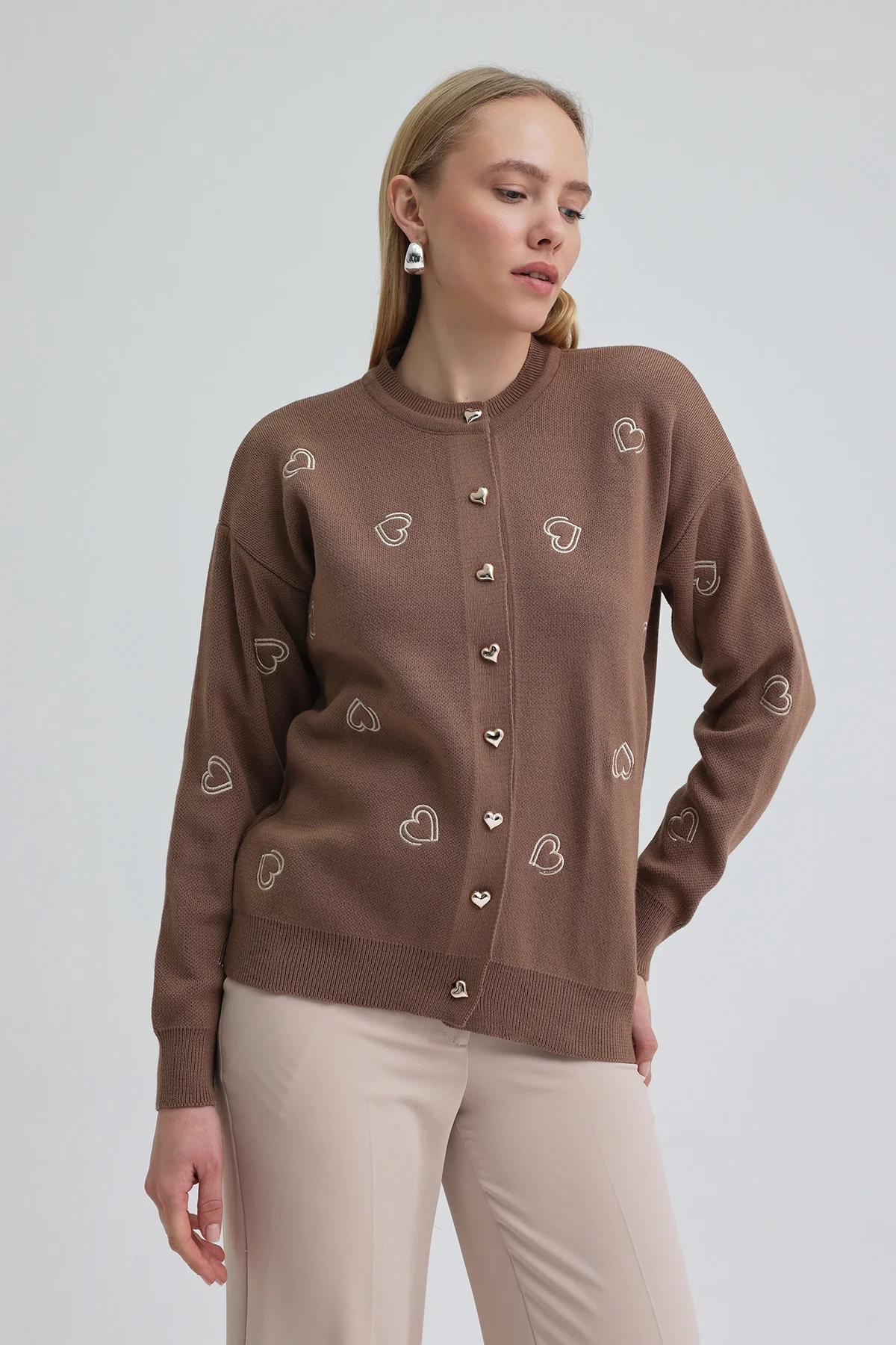 Kadın Kalp Nakışlı Şık Düğmeli Triko Hırka Kahverengi