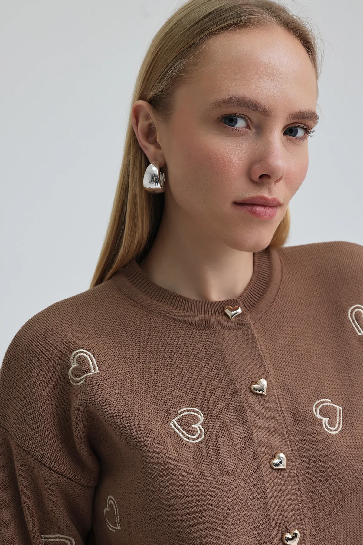 Kadın Kalp Nakışlı Şık Düğmeli Triko Hırka Kahverengi