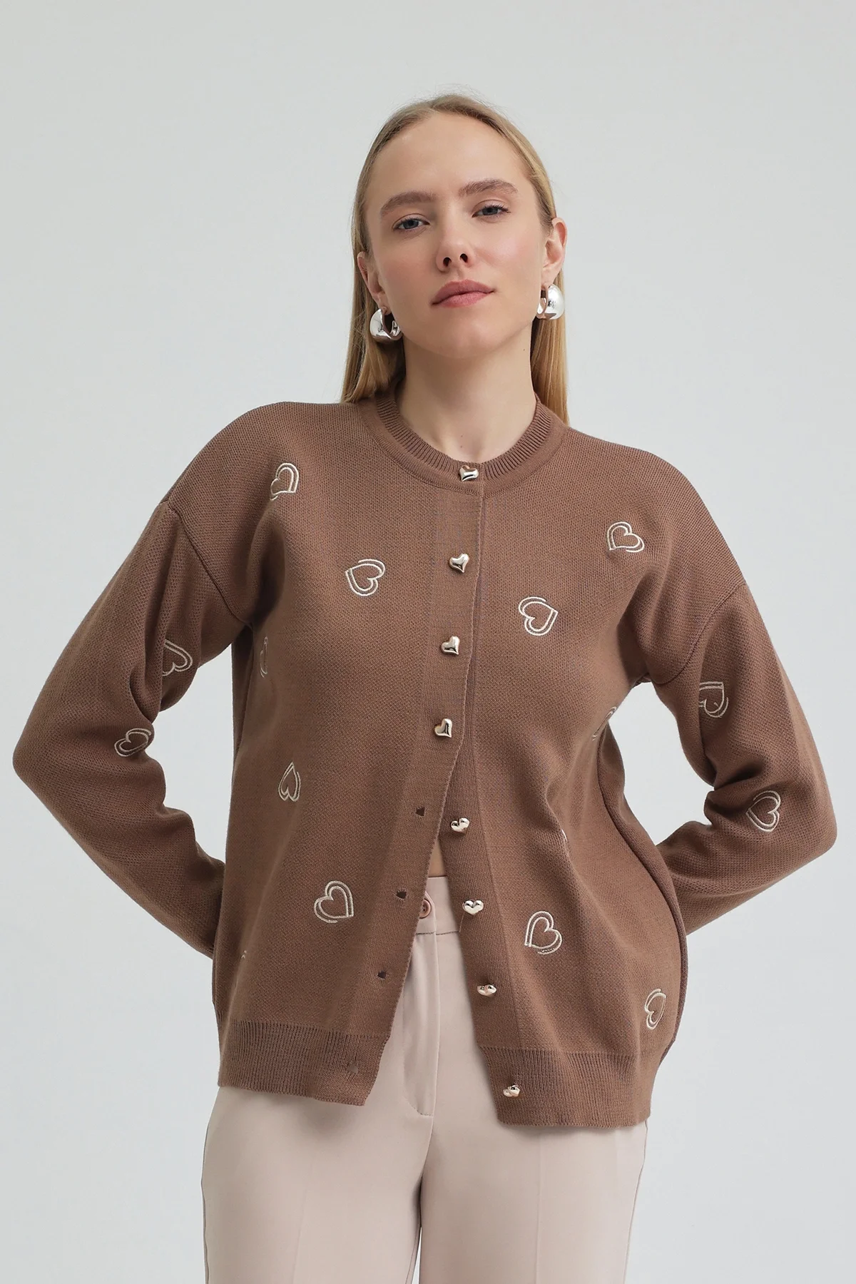 Kadın Kalp Nakışlı Şık Düğmeli Triko Hırka Kahverengi