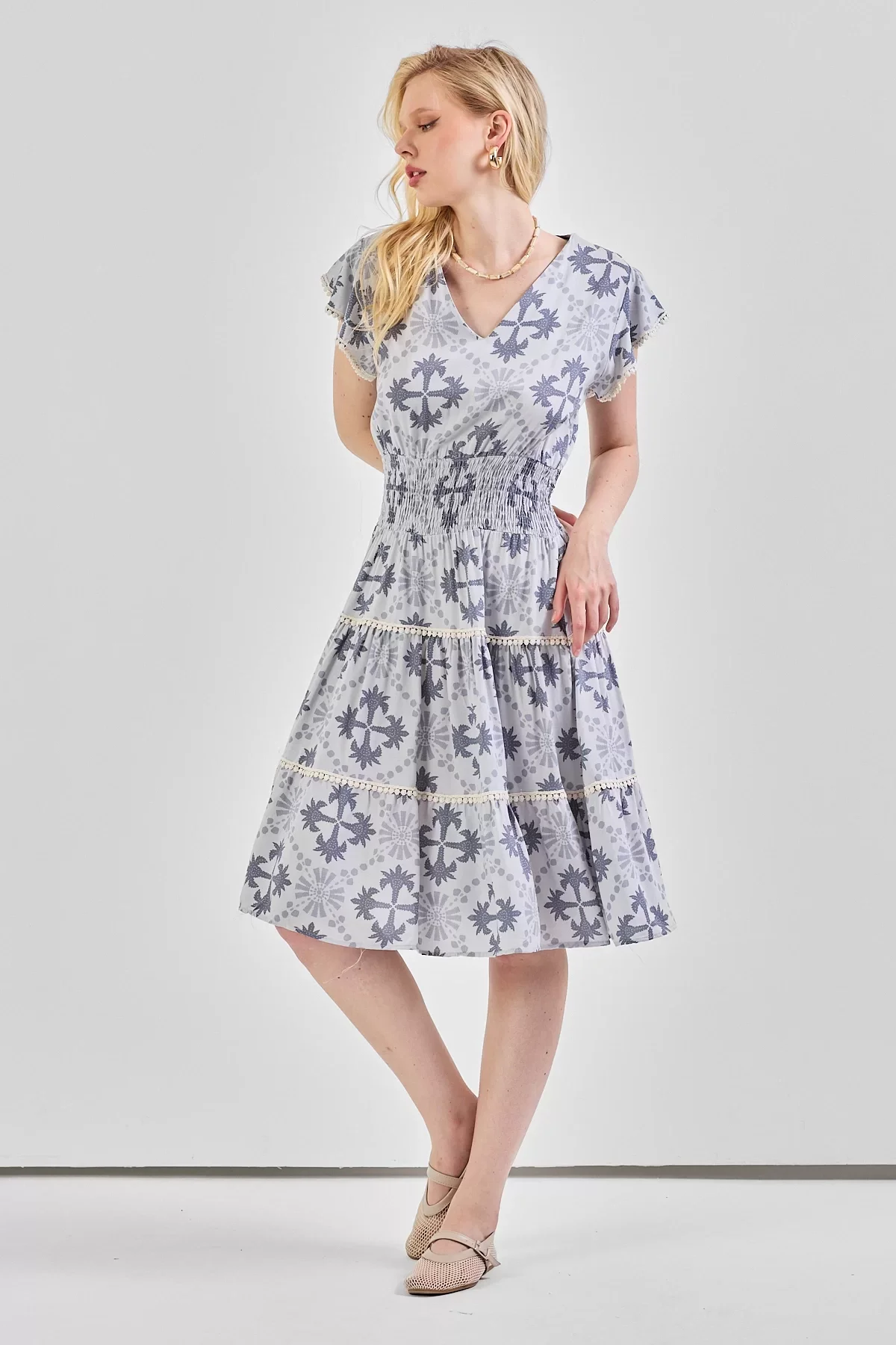 Kadın V Yaka Güpür Detaylı Gipeli Mini Elbise Gri