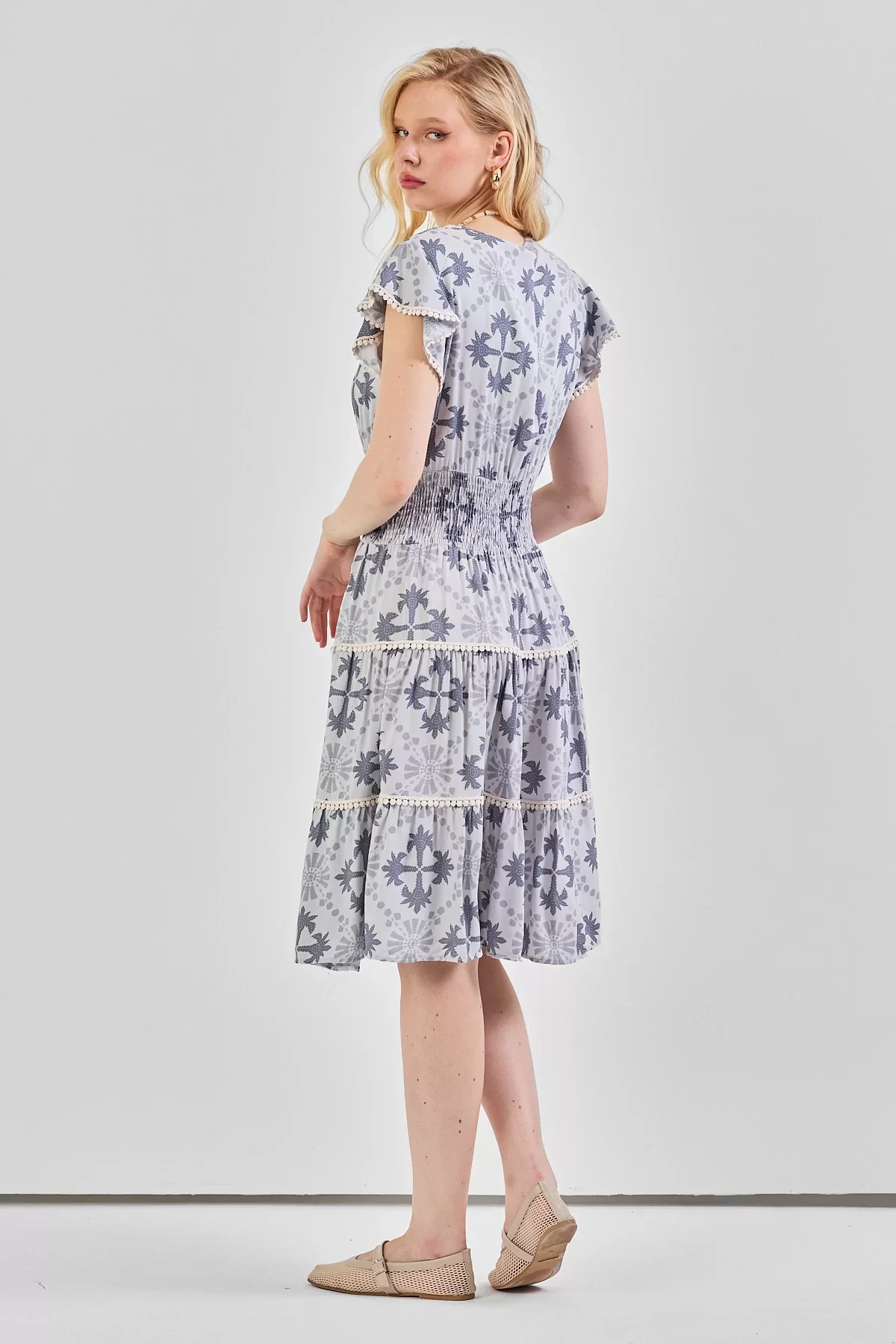 Kadın V Yaka Güpür Detaylı Gipeli Mini Elbise Gri