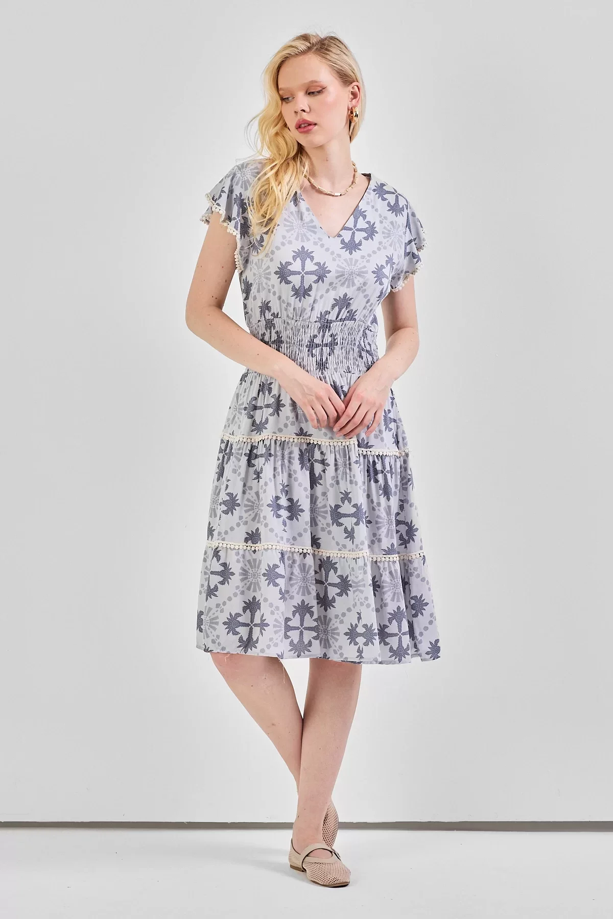 Kadın V Yaka Güpür Detaylı Gipeli Mini Elbise Gri