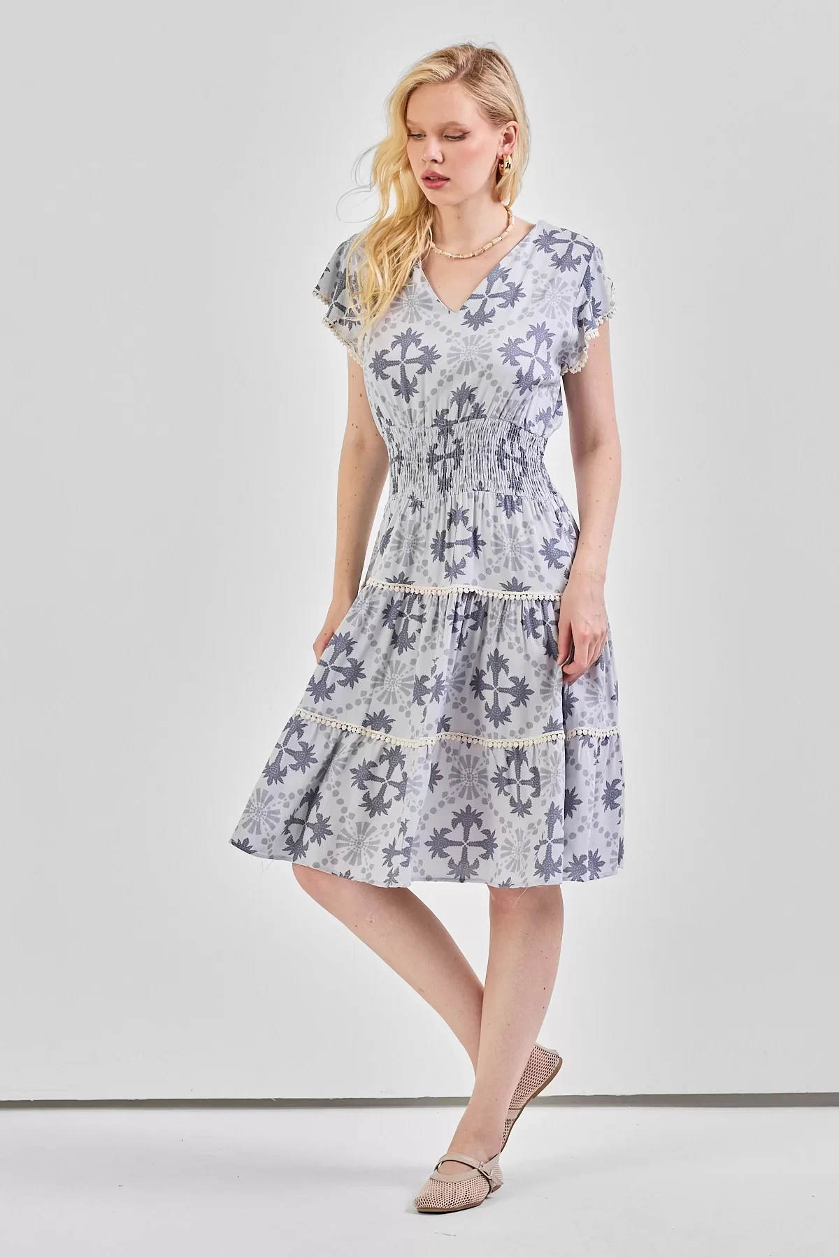 Kadın V Yaka Güpür Detaylı Gipeli Mini Elbise Gri