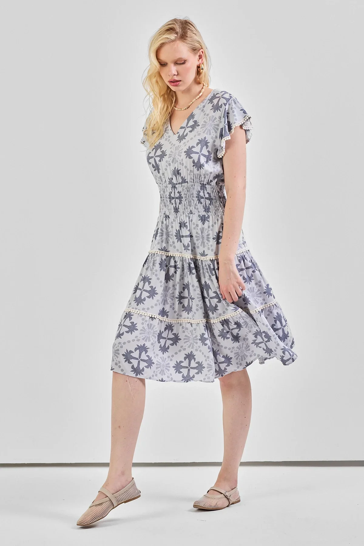 Kadın V Yaka Güpür Detaylı Gipeli Mini Elbise Gri