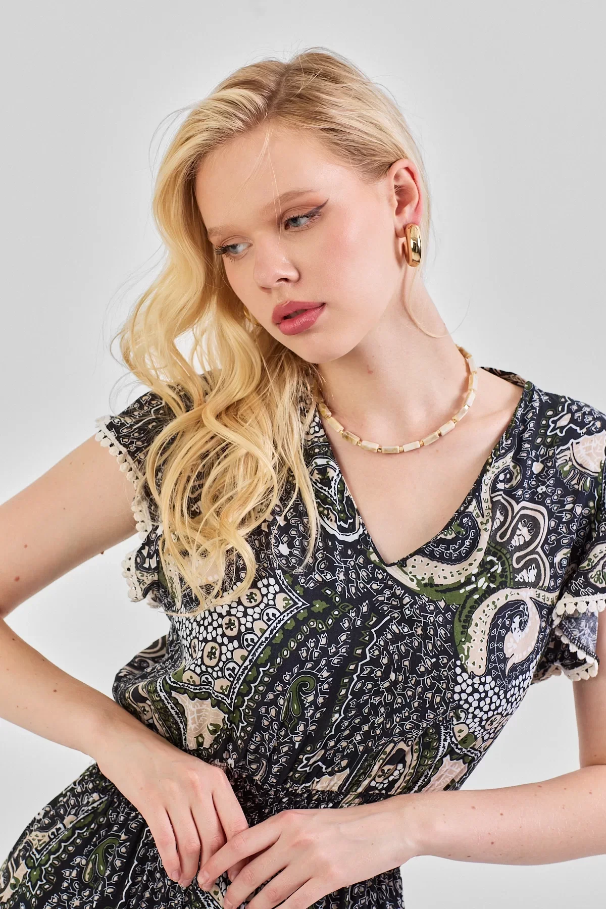 Kadın V Yaka Güpür Detaylı Gipeli Mini Elbise Haki Siyah