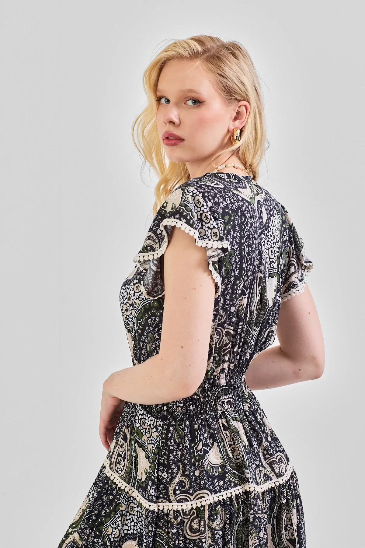 Kadın V Yaka Güpür Detaylı Gipeli Mini Elbise Haki Siyah