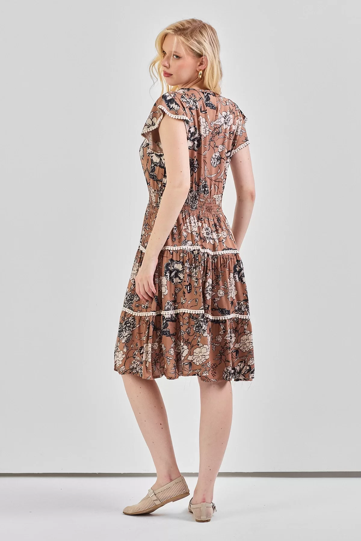 Kadın V Yaka Güpür Detaylı Gipeli Mini Elbise Kahve