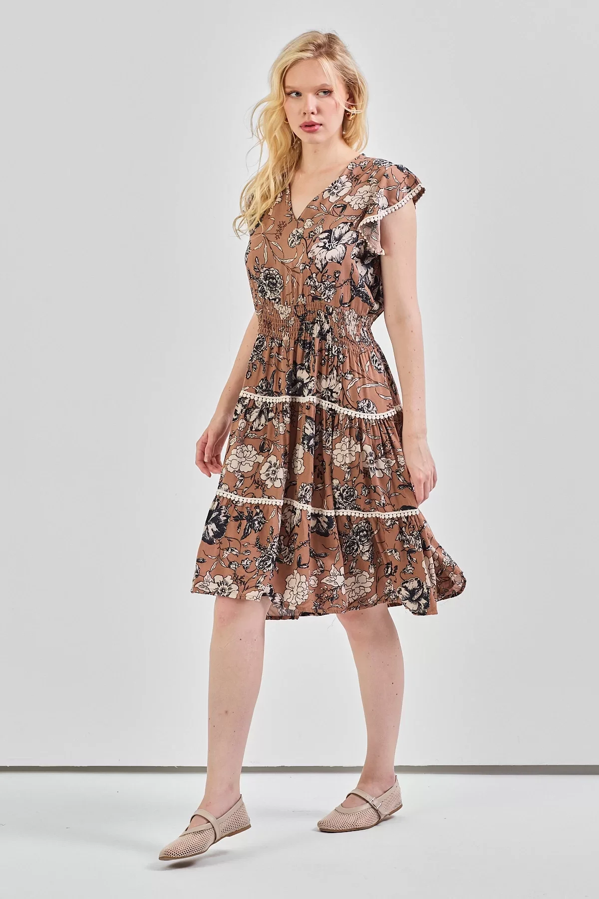 Kadın V Yaka Güpür Detaylı Gipeli Mini Elbise Kahve