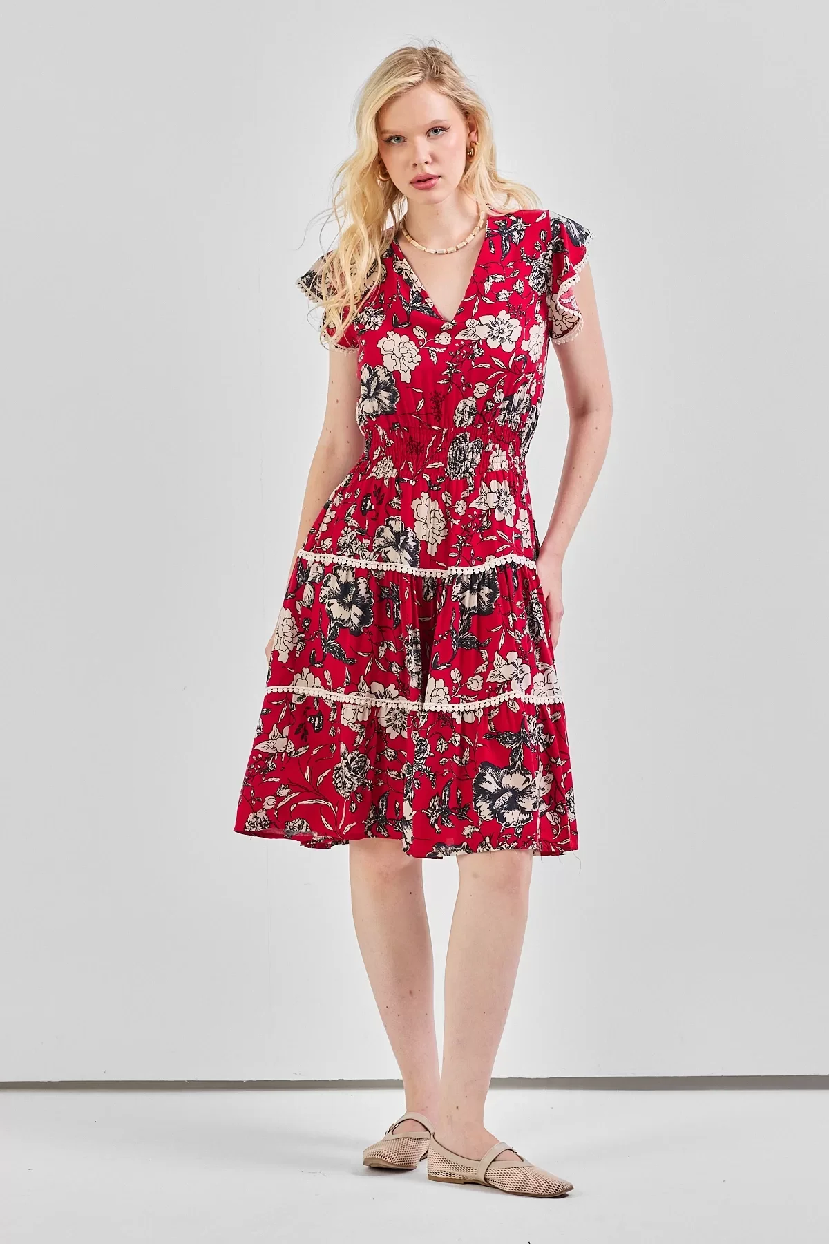 Kadın V Yaka Güpür Detaylı Gipeli Mini Elbise Kırmızı