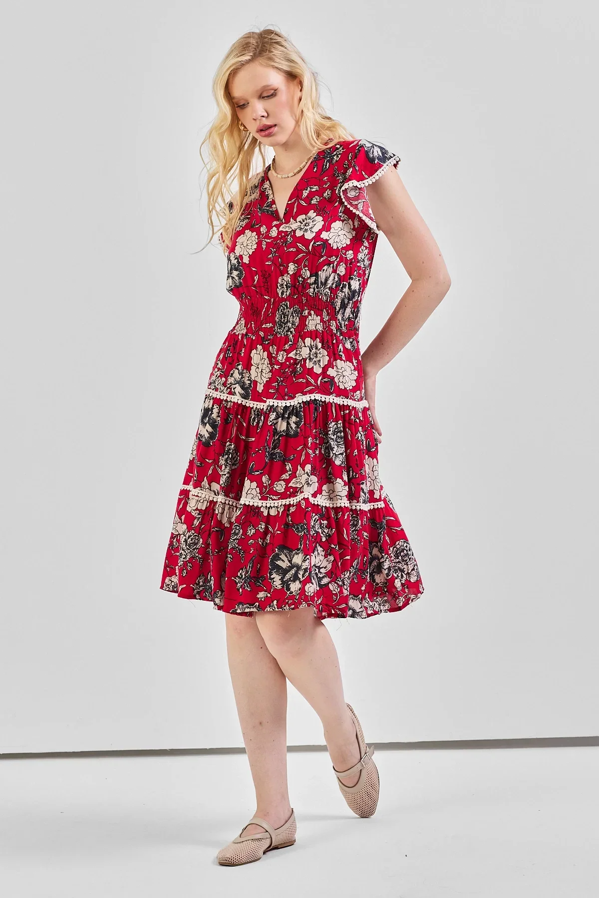 Kadın V Yaka Güpür Detaylı Gipeli Mini Elbise Kırmızı