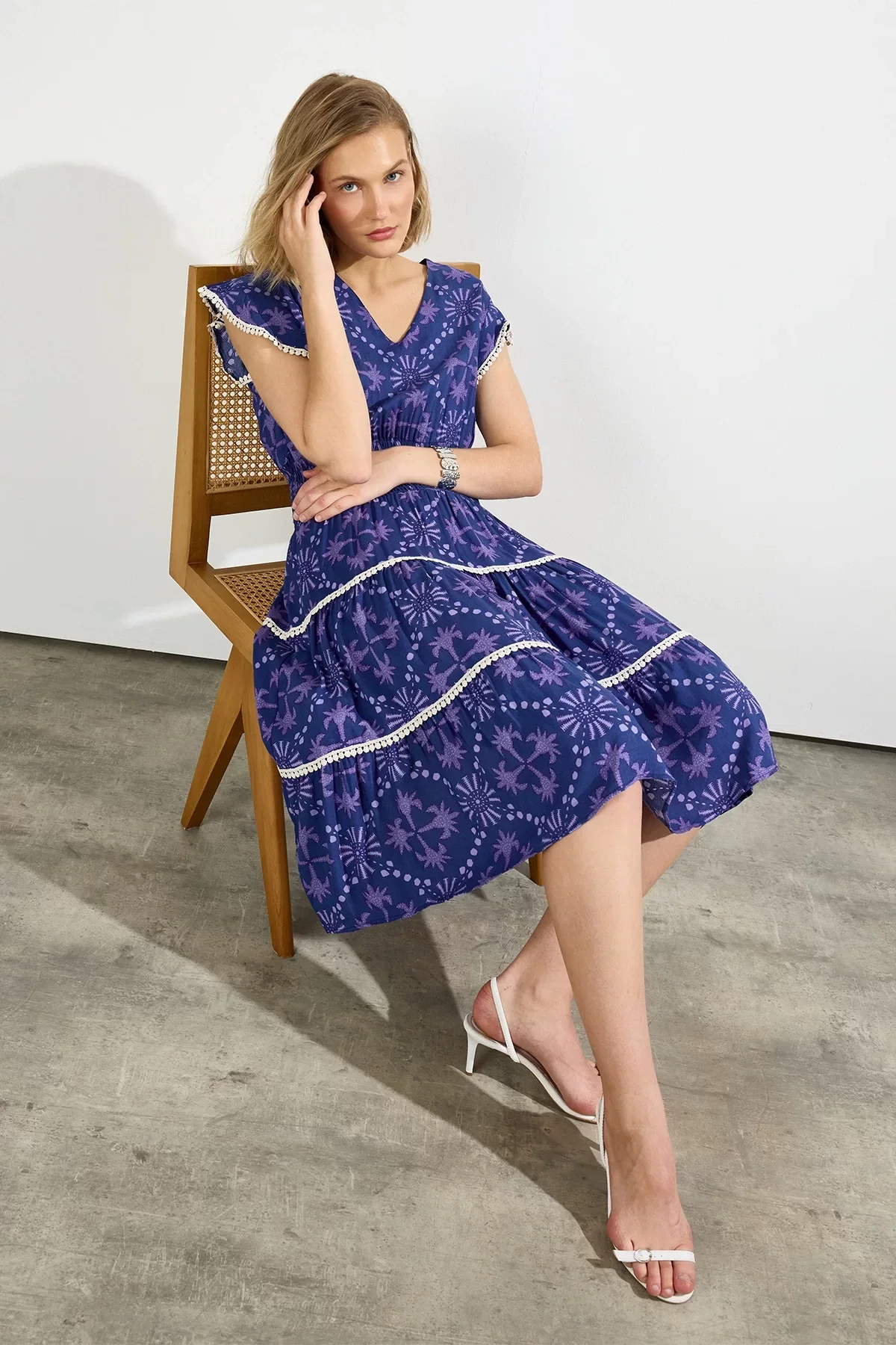 Kadın V Yaka Güpür Detaylı Gipeli Mini Elbise Lacivert