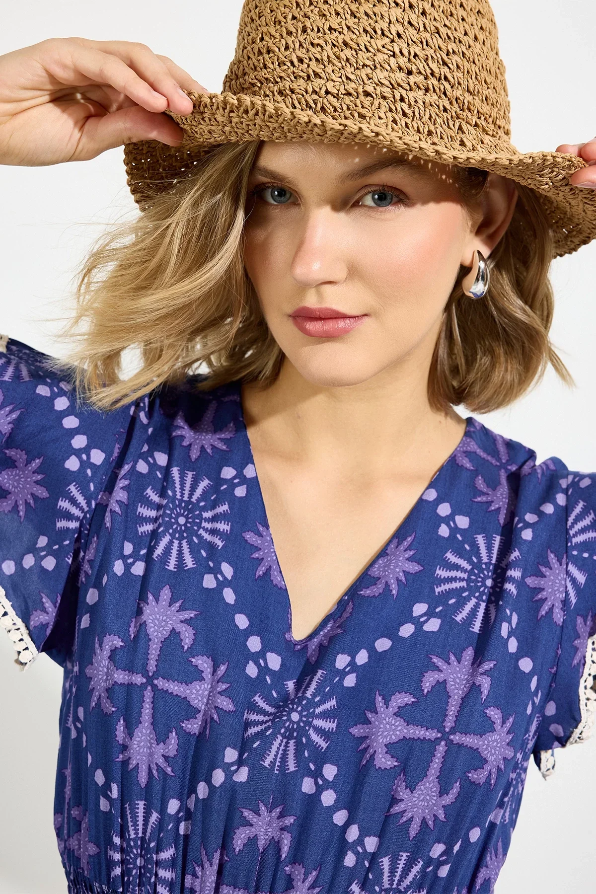 Kadın V Yaka Güpür Detaylı Gipeli Mini Elbise Lacivert