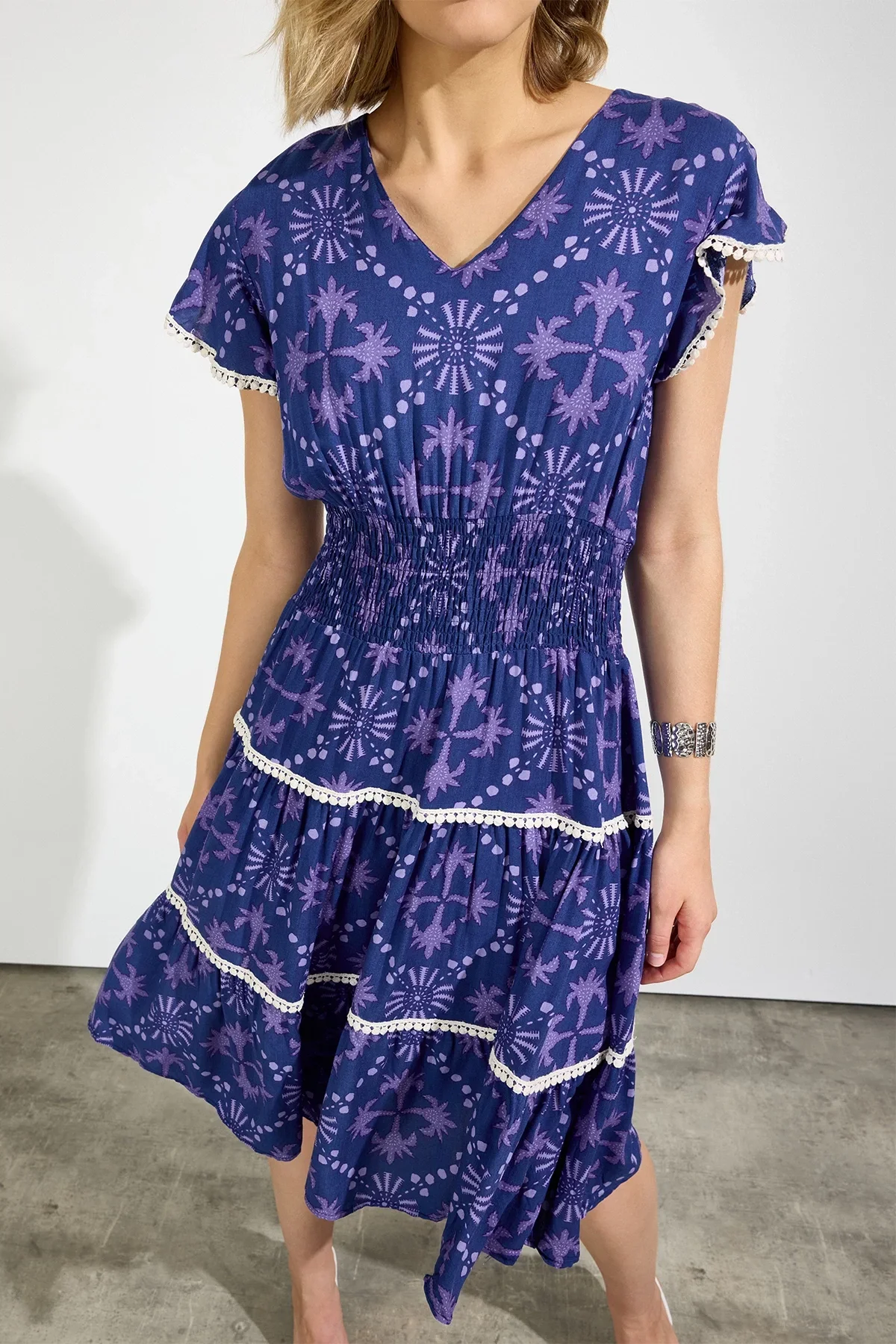 Kadın V Yaka Güpür Detaylı Gipeli Mini Elbise Lacivert