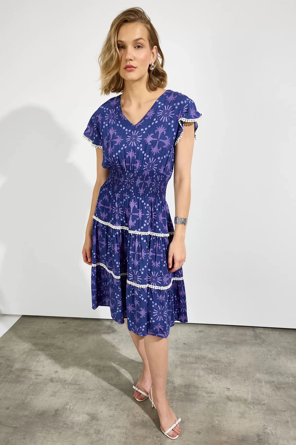 Kadın V Yaka Güpür Detaylı Gipeli Mini Elbise Lacivert