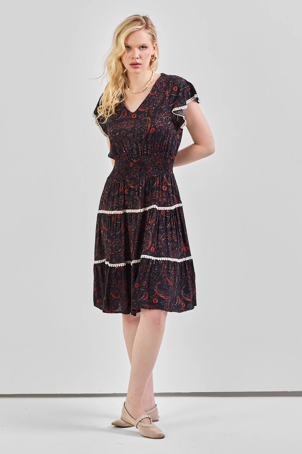 Kadın V Yaka Güpür Detaylı Gipeli Mini Elbise Siyah