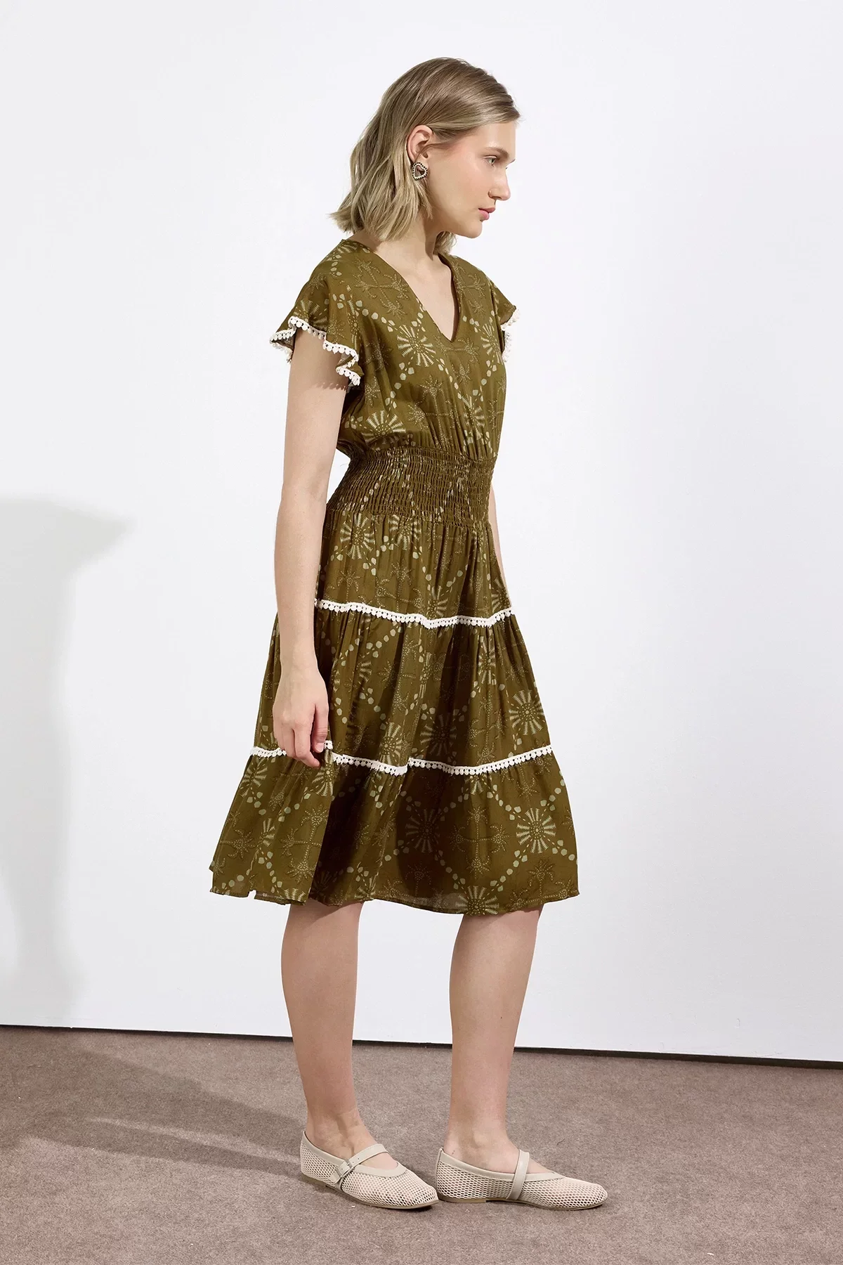 Kadın V Yaka Güpür Detaylı Gipeli Mini Elbise Yağ Yeşili