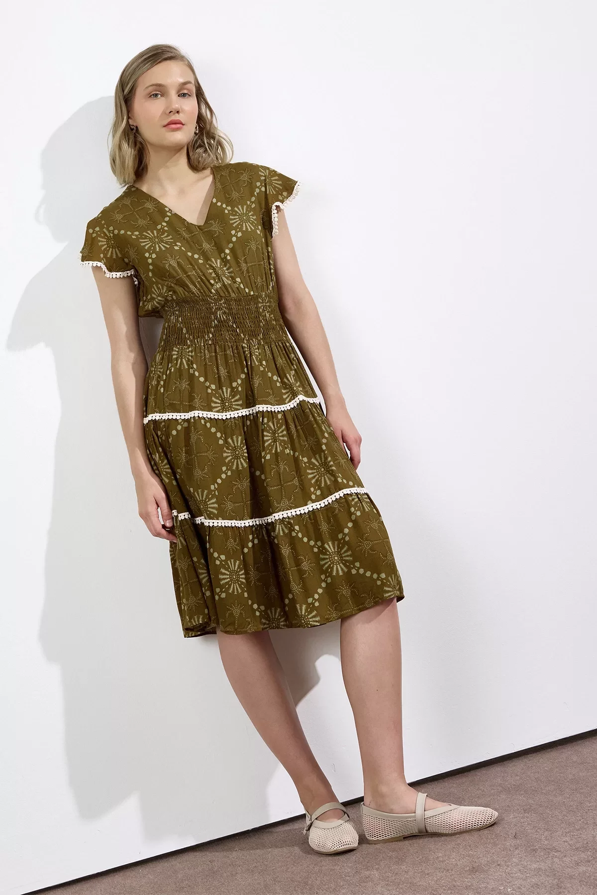 Kadın V Yaka Güpür Detaylı Gipeli Mini Elbise Yağ Yeşili