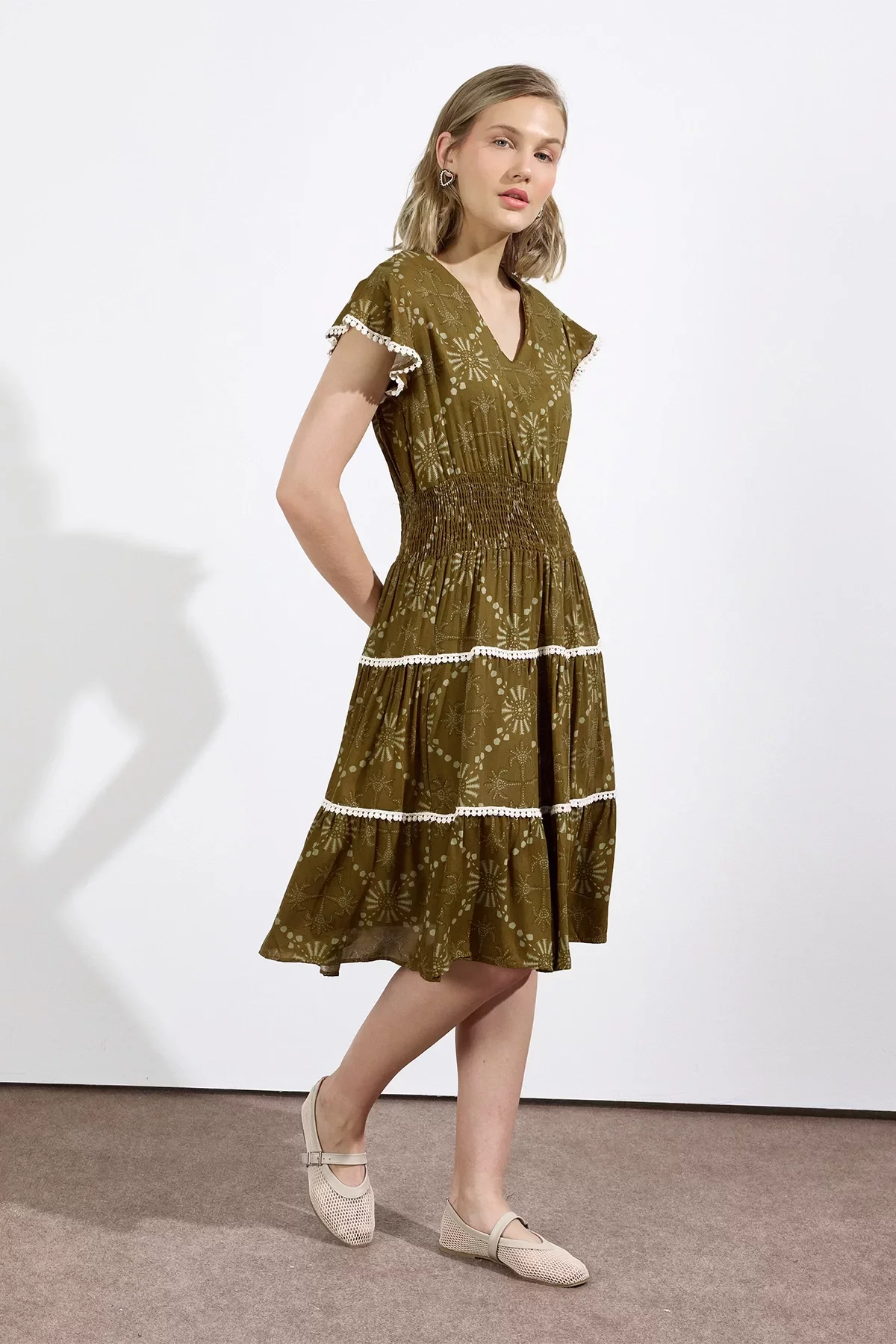 Kadın V Yaka Güpür Detaylı Gipeli Mini Elbise Yağ Yeşili