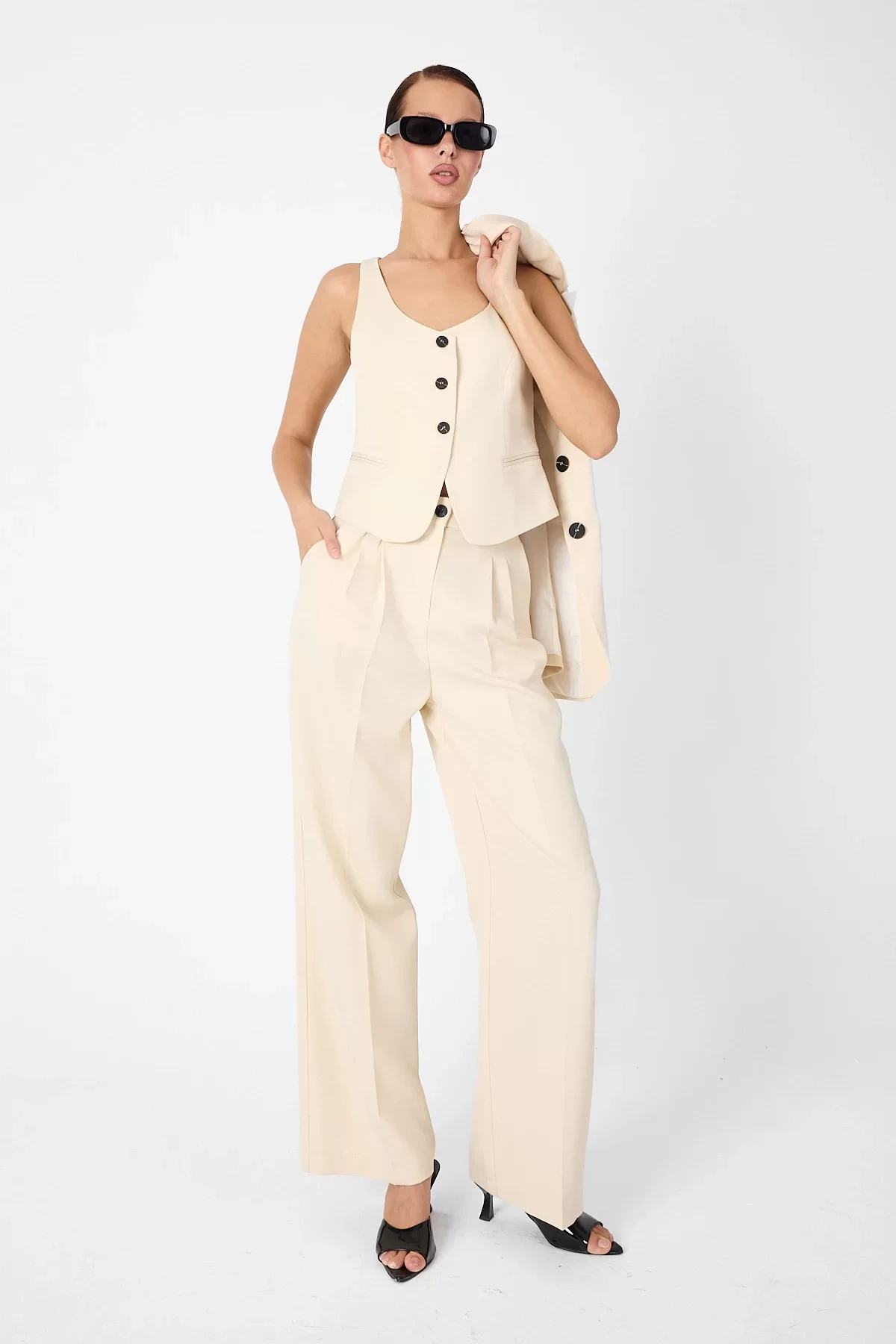 Kadın Yelek, Ceket ve Pantolonlu Üçlü Takım - Krem