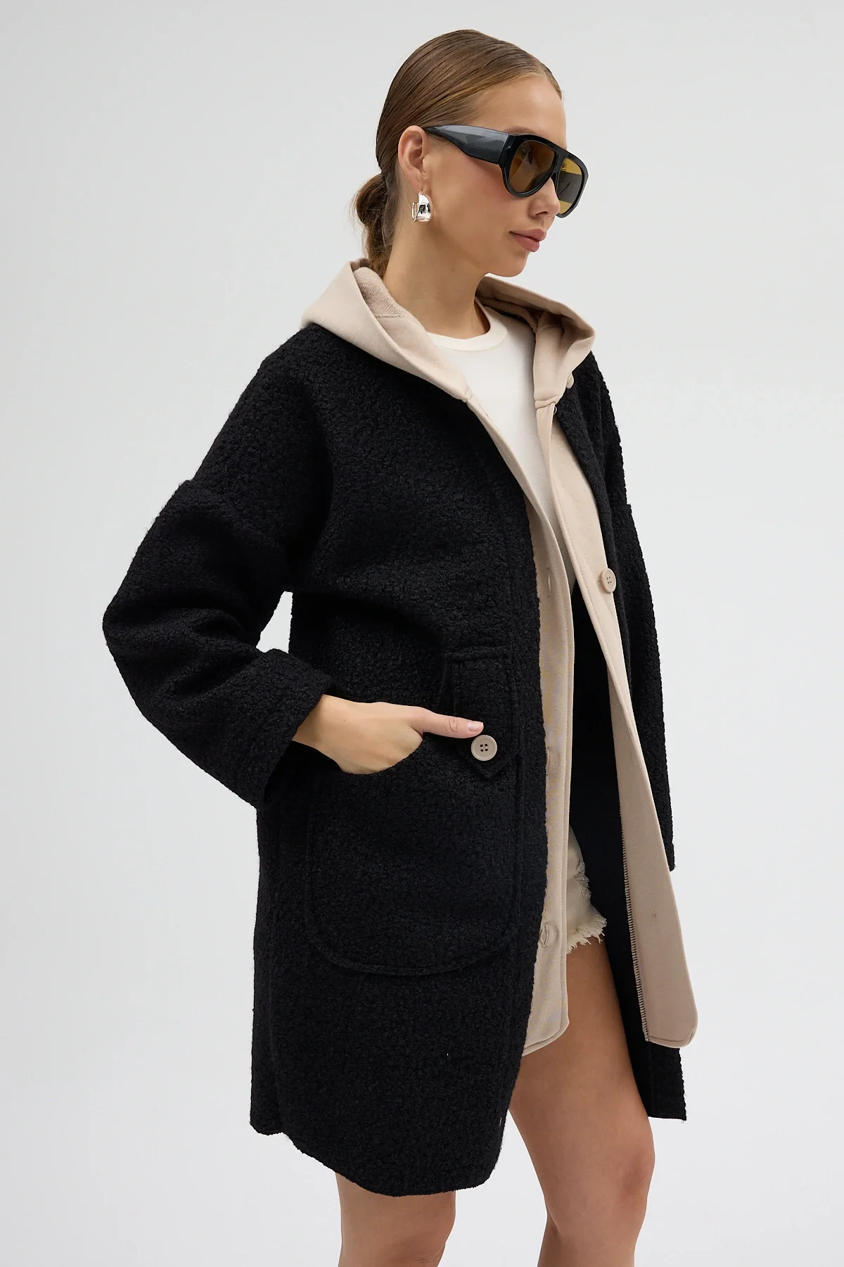 Kapüşonlu Çift Cepli Düğmeli Buklet Kaban - Siyah