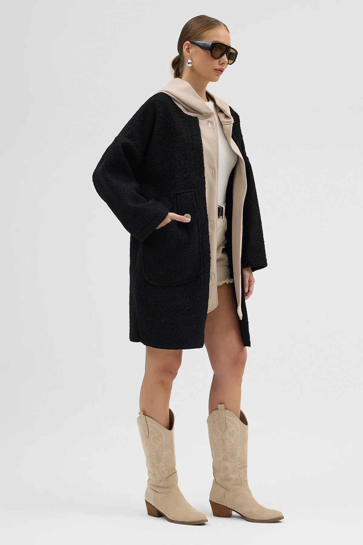 Kapüşonlu Çift Cepli Düğmeli Buklet Kaban - Siyah