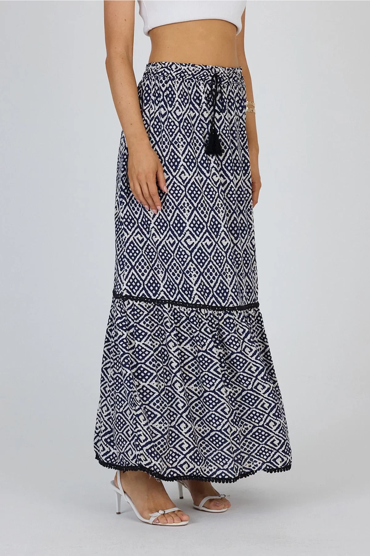 Lacivert Etnik Desenli Viskon Uzun Etek – Doğallığın ve Şıklığın Buluşması
