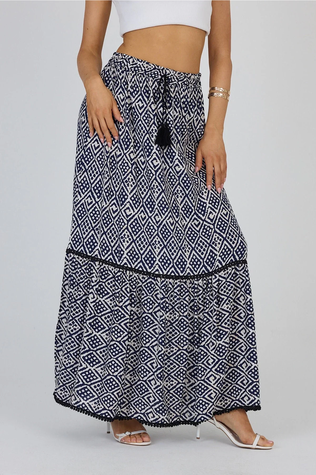 Lacivert Etnik Desenli Viskon Uzun Etek – Doğallığın ve Şıklığın Buluşması