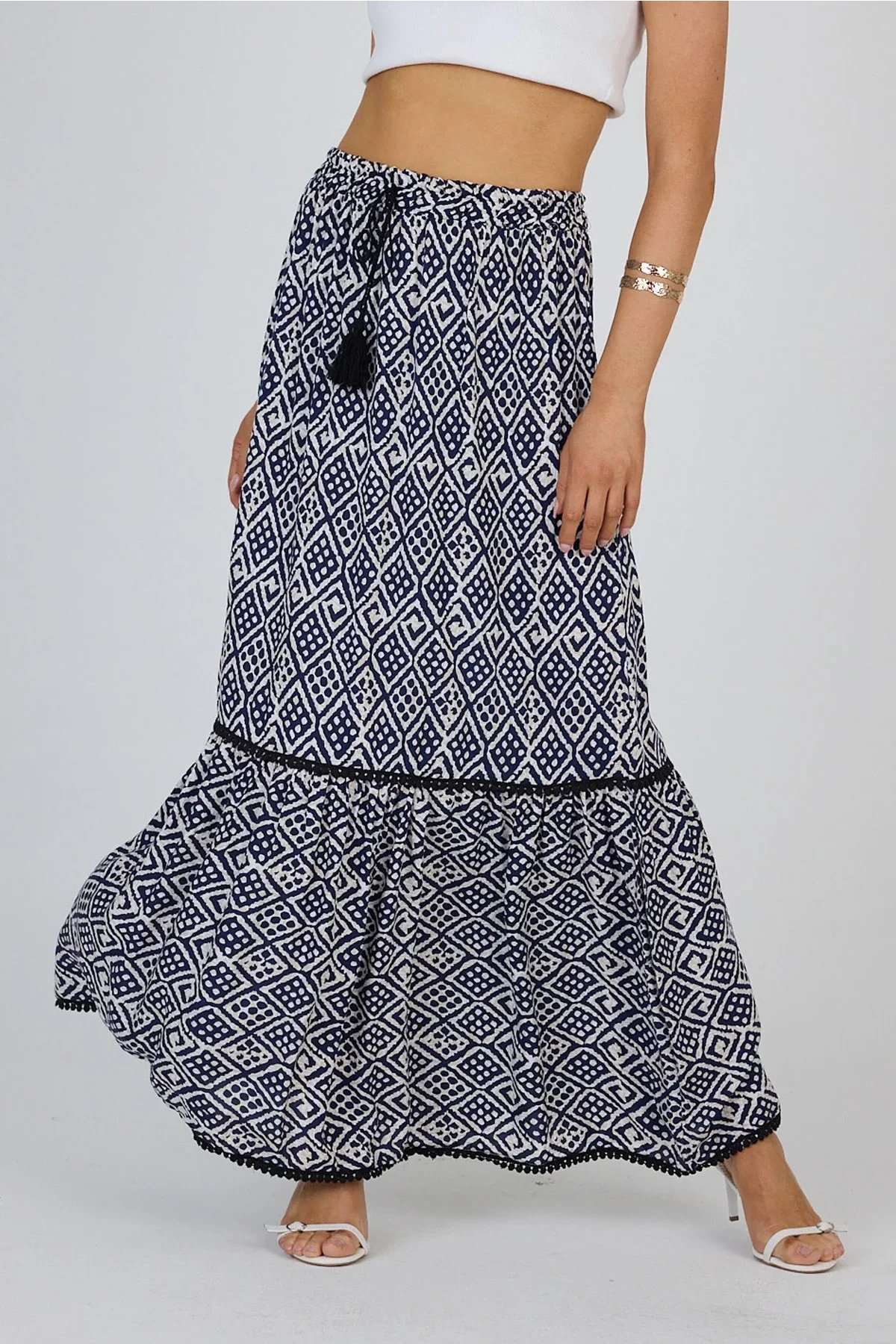 Lacivert Etnik Desenli Viskon Uzun Etek – Doğallığın ve Şıklığın Buluşması