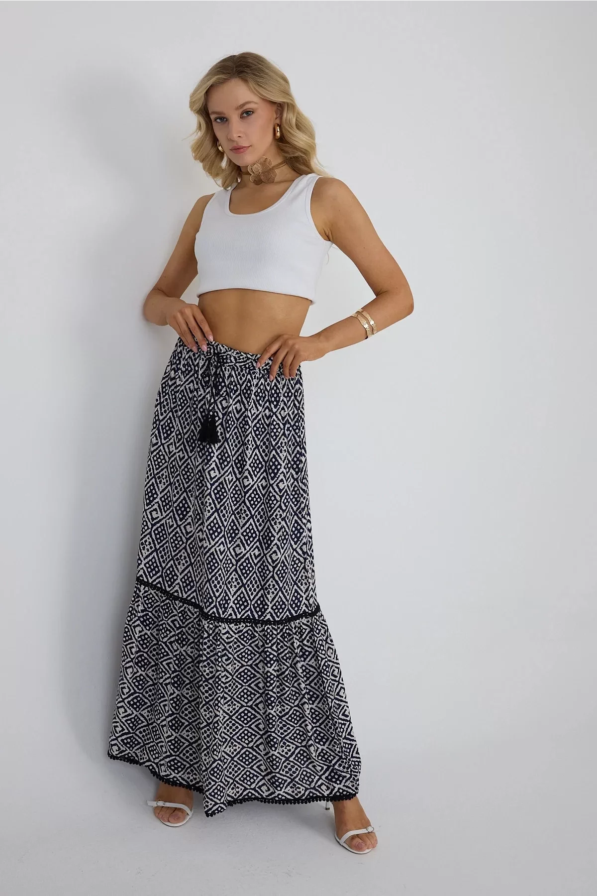 Lacivert Etnik Desenli Viskon Uzun Etek – Doğallığın ve Şıklığın Buluşması