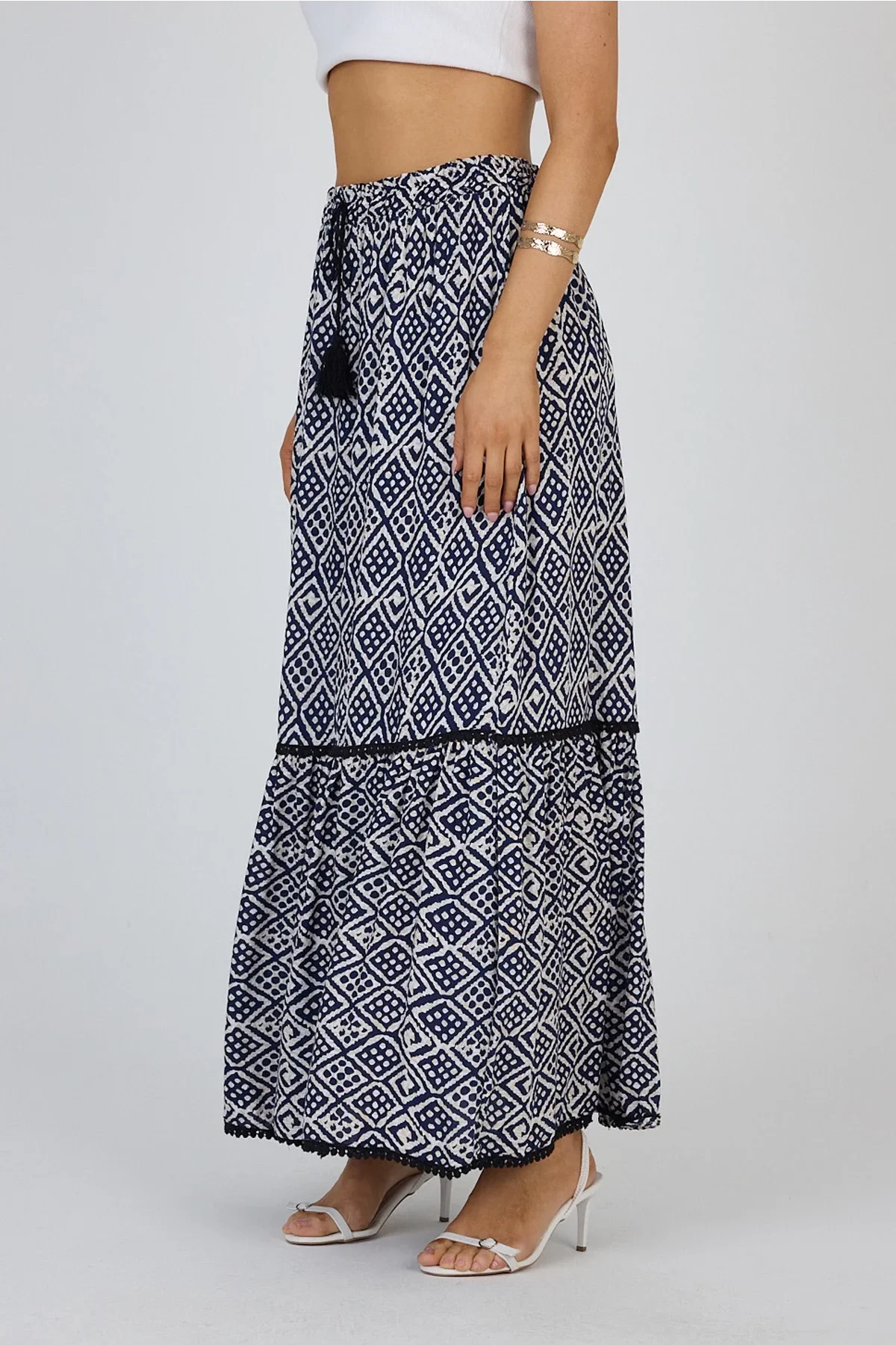 Lacivert Etnik Desenli Viskon Uzun Etek – Doğallığın ve Şıklığın Buluşması
