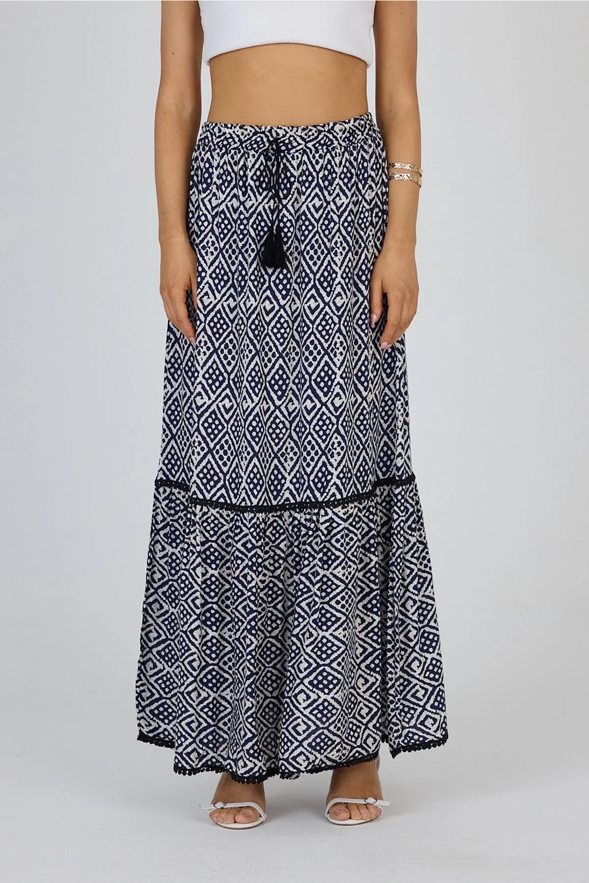 Lacivert Etnik Desenli Viskon Uzun Etek – Doğallığın ve Şıklığın Buluşması