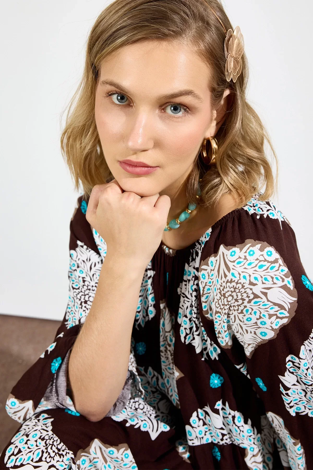 Şal Desenli Madonna Yaka Maxi Elbise Kahverengi