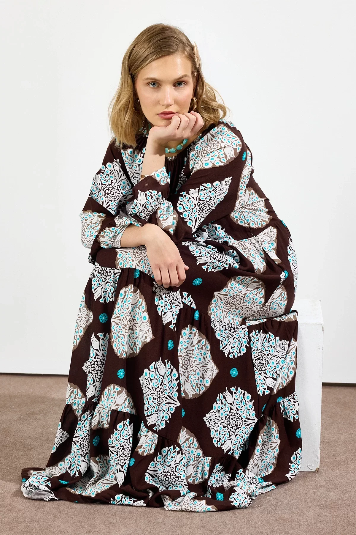 Şal Desenli Madonna Yaka Maxi Elbise Kahverengi