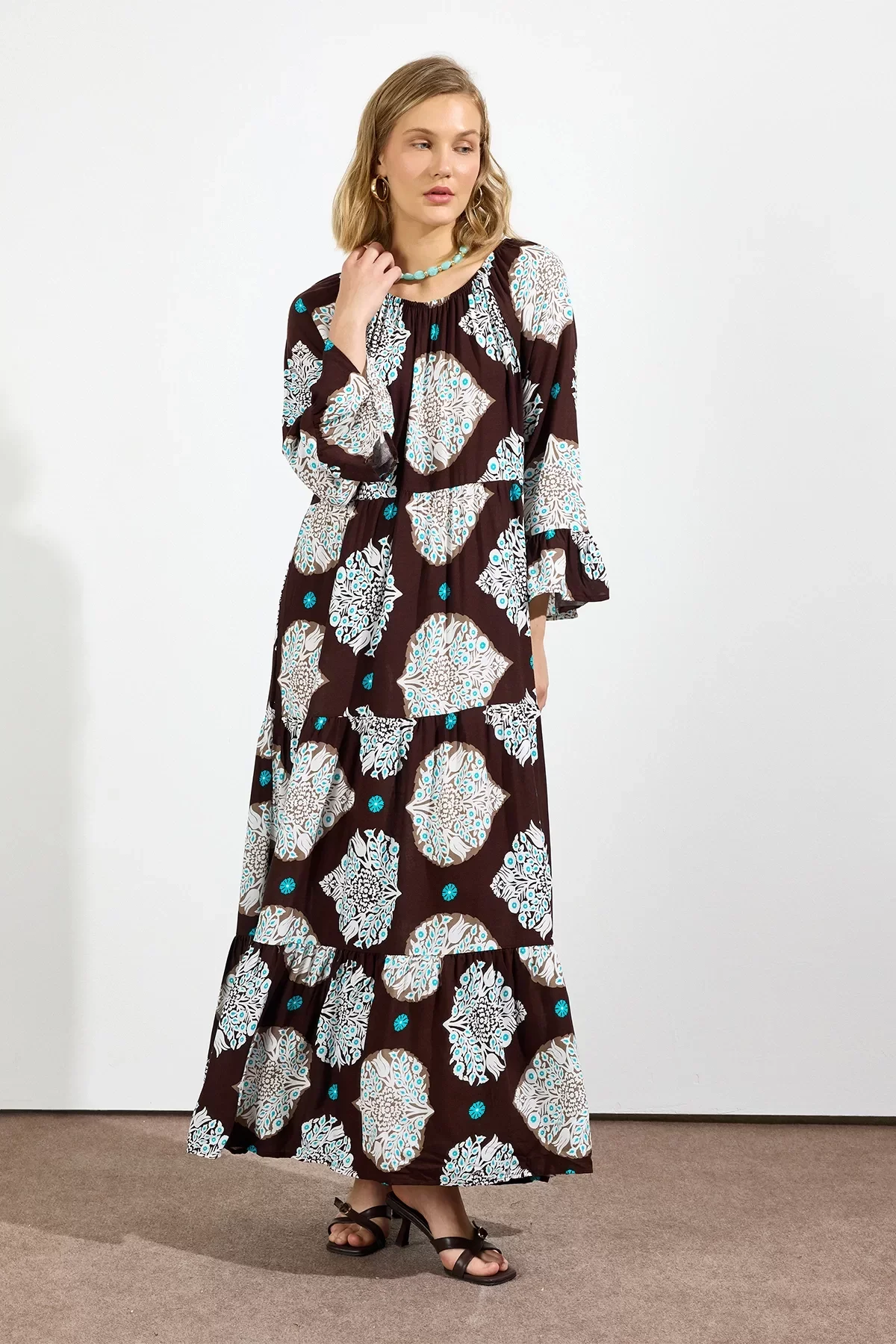 Şal Desenli Madonna Yaka Maxi Elbise Kahverengi