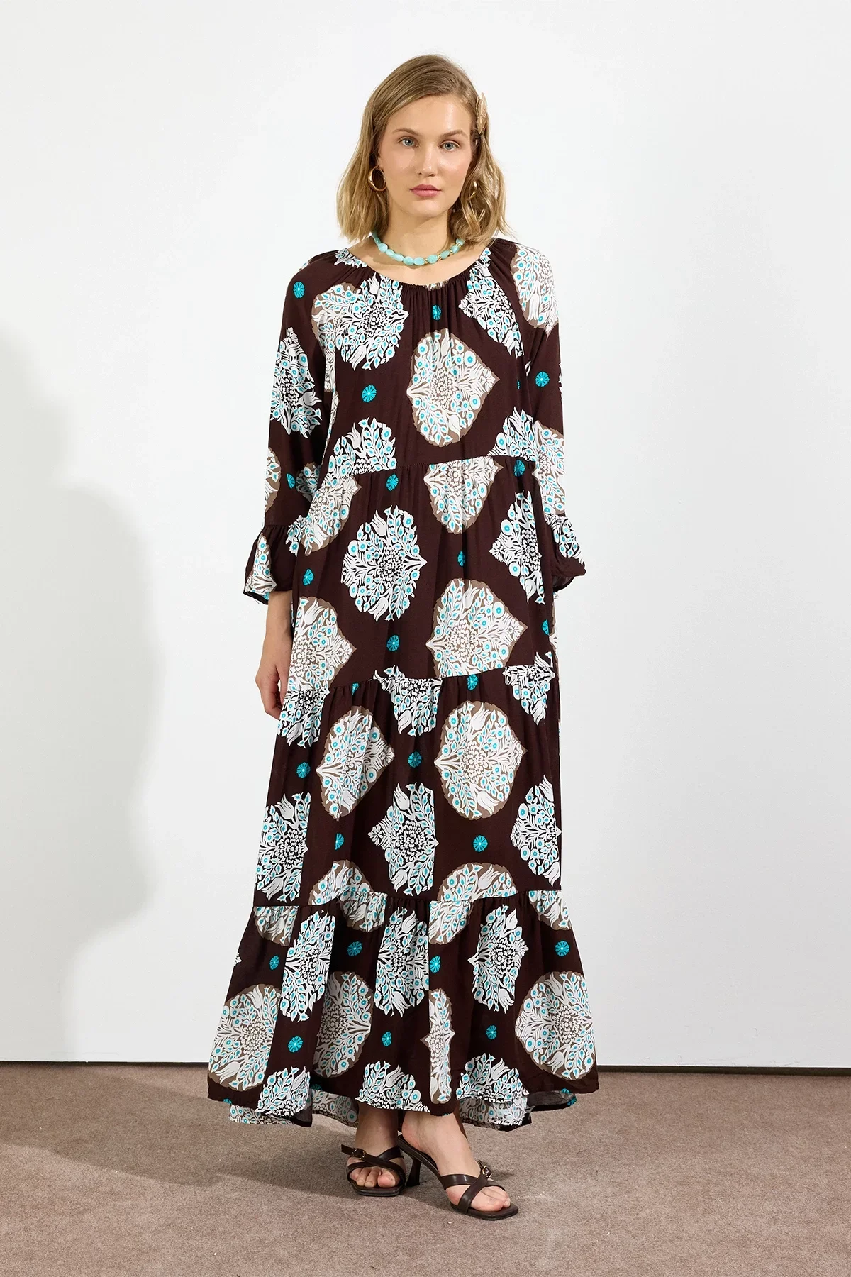 Şal Desenli Madonna Yaka Maxi Elbise Kahverengi