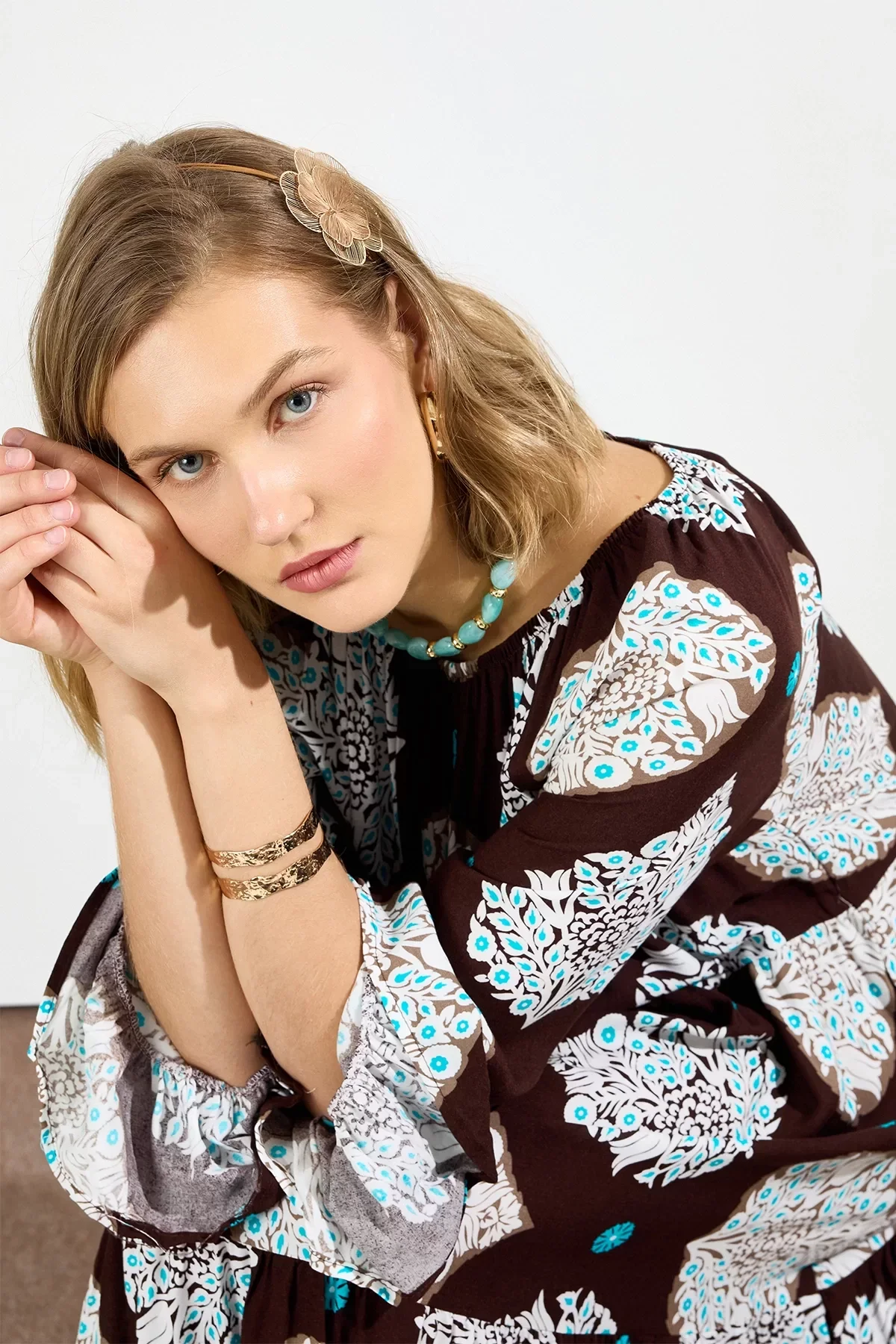 Şal Desenli Madonna Yaka Maxi Elbise Kahverengi