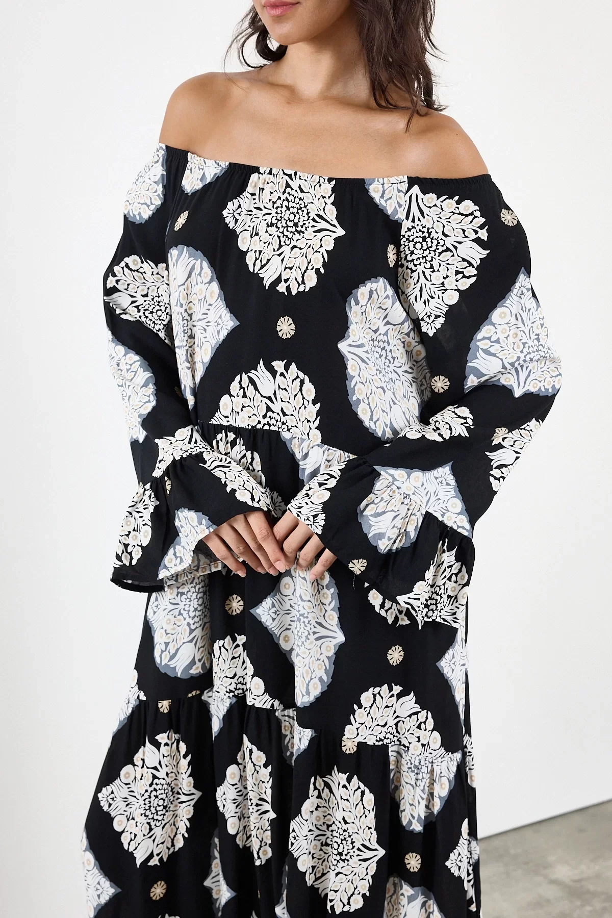 Şal Desenli Madonna Yaka Maxi Elbise Siyah