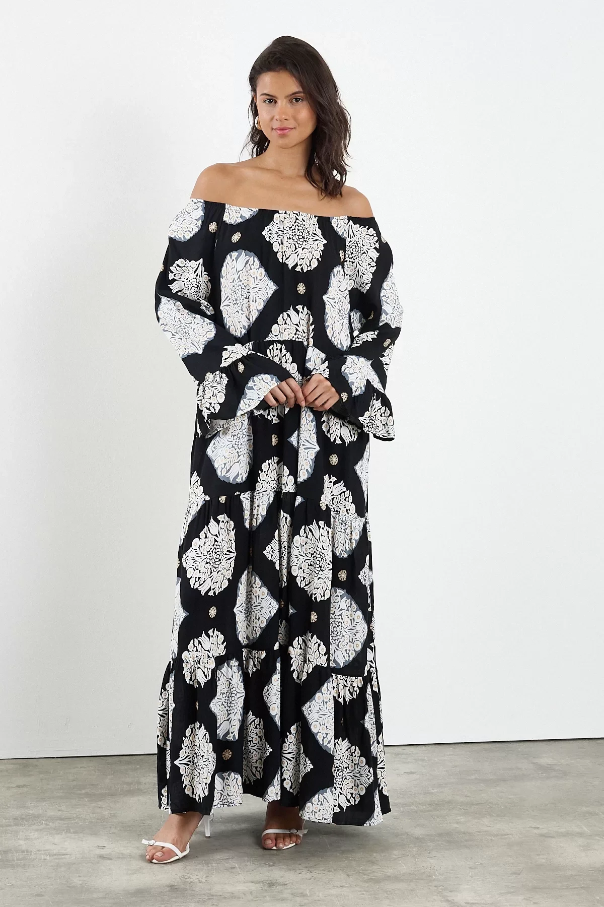 Şal Desenli Madonna Yaka Maxi Elbise Siyah