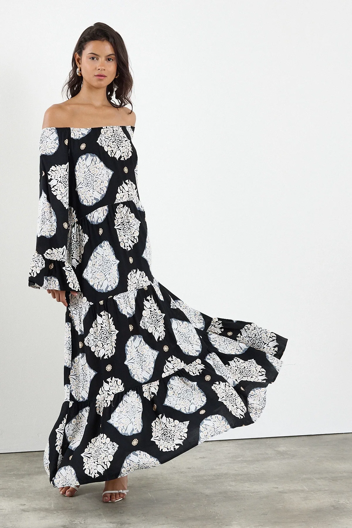 Şal Desenli Madonna Yaka Maxi Elbise Siyah