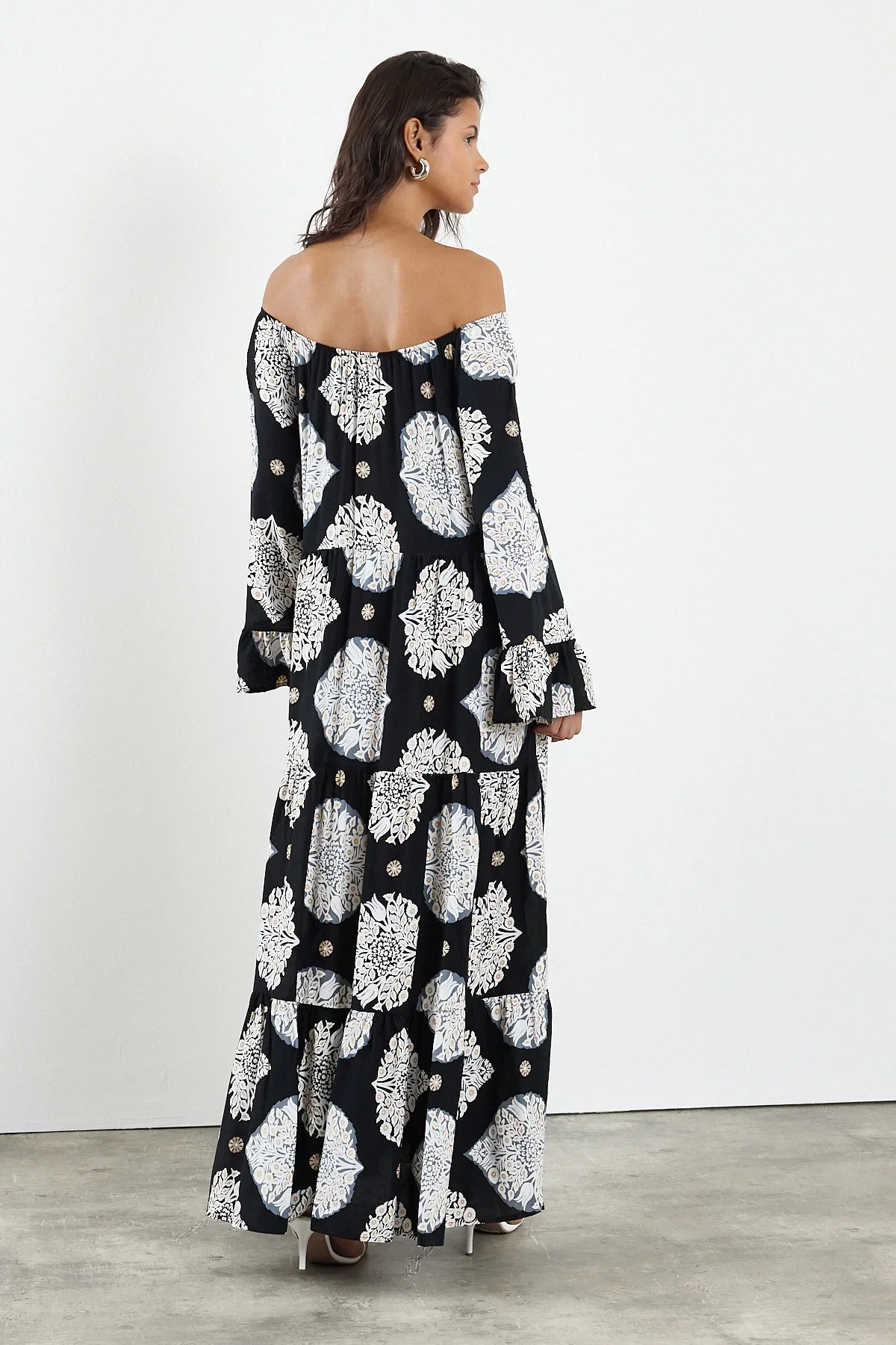 Şal Desenli Madonna Yaka Maxi Elbise Siyah