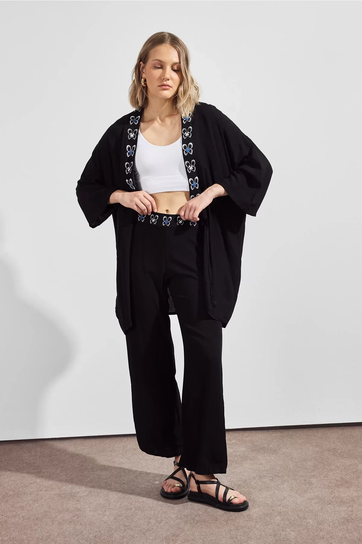 Siyah Mavi Kelebek Desenli Sırt Detaylı Viskon Takım