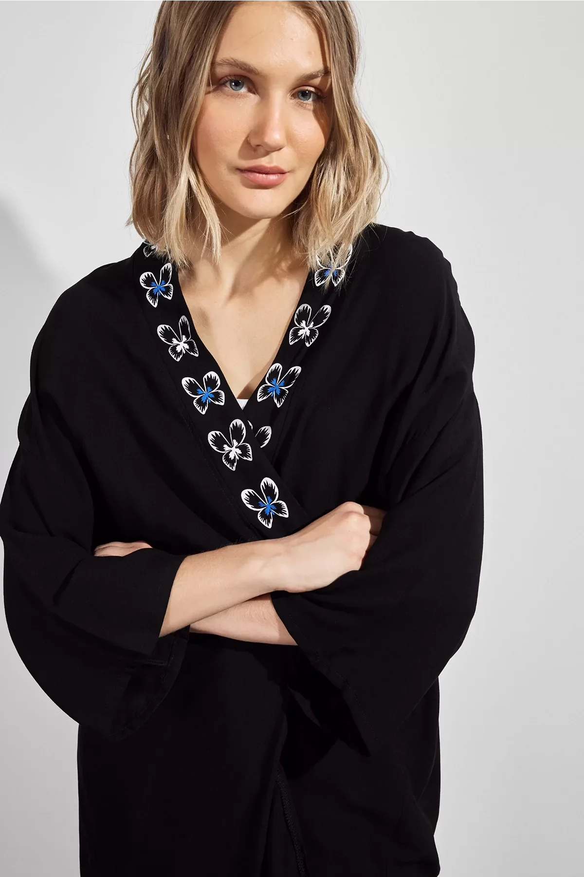 Siyah Mavi Kelebek Desenli Sırt Detaylı Viskon Takım