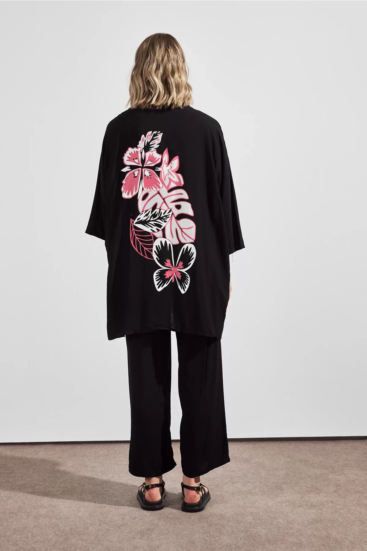 Siyah Pembe Kelebek Desenli Sırt Detaylı Viskon Takım