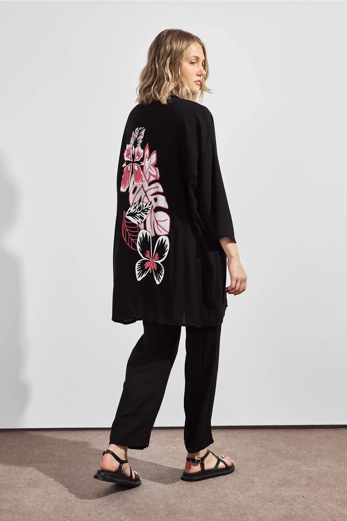 Siyah Pembe Kelebek Desenli Sırt Detaylı Viskon Takım